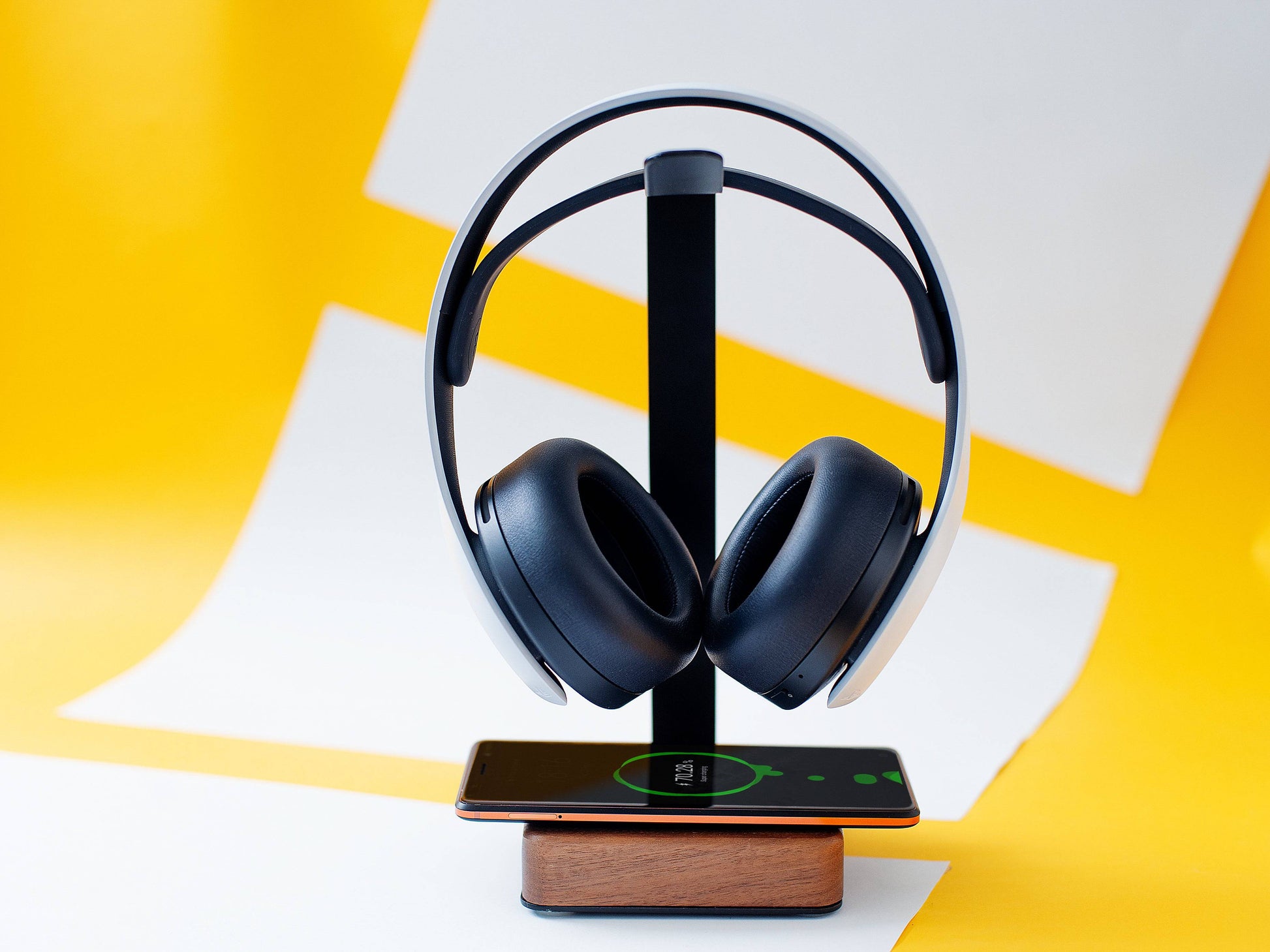 Wireless Charger Wood Headphone Stand: Stylish Desk Accessory
